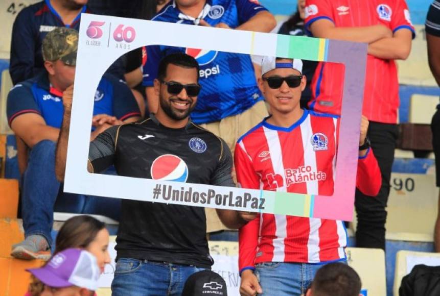 Dos aficionados, uno de Motagua y otro del Olimpia, unidos por la paz en el fútbol hondureño.