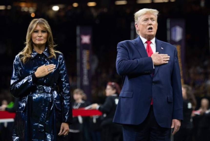 Melania Trump vuelve a causar sensación en las redes sociales tras su última aparición pública junto al presidente estadounidense, Donald Trump, en el Campeonato Nacional de Fútbol Americano celebrado el pasado domingo en Nueva Orleans.