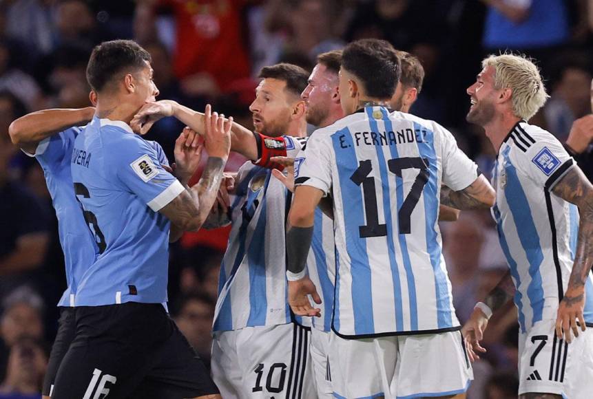 Lionel Messi protagonizó una pelea en el primer tiempo del Argentina vs Uruguay. El astro rosarino agarró del cuello al uruguayo Mathías Olivera. 