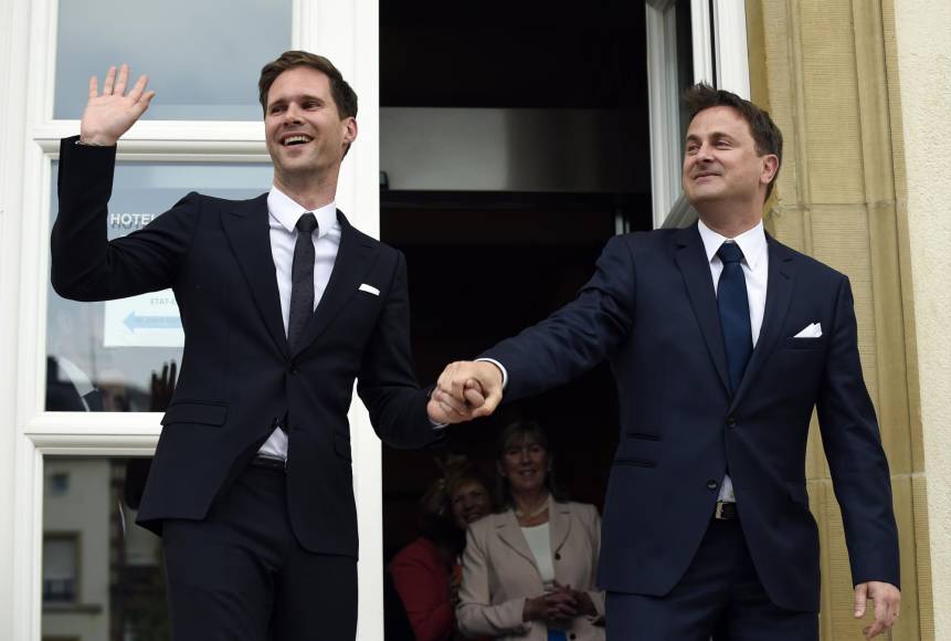 El “primer caballero de Luxemburgo, Gauthier Destenay, esposo del primer ministro Xavier Bettel, es uno de los personajes más reconocidos en ese rol tras viralizarse una imagen suya junto a las primeras damas en la cumbre del G7 en Europa.