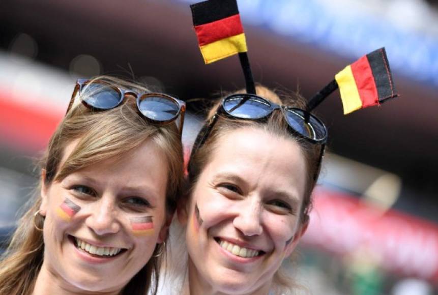 Estas dos alemanas sonrieron antes del juego.
