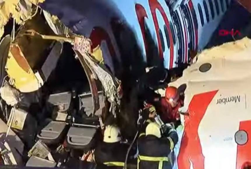 En el avión viajaban 177 pasajeros y se cree que ocho tripulantes, informó la televisión pública TRT.