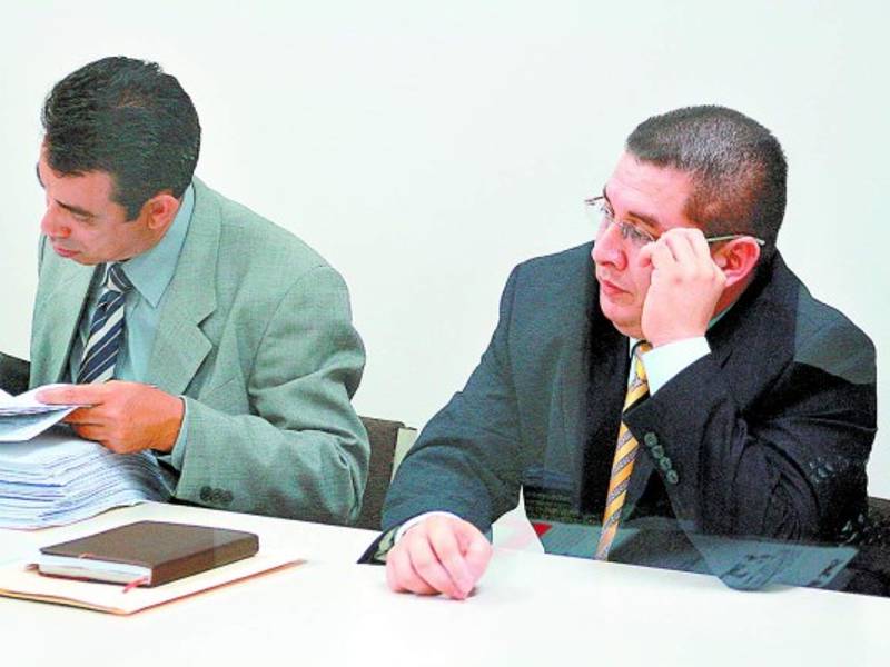 Óscar Danilo Santos (saco negro) durante una de las comparecencias. Él era jefe del departamento Legal de Hondutel.