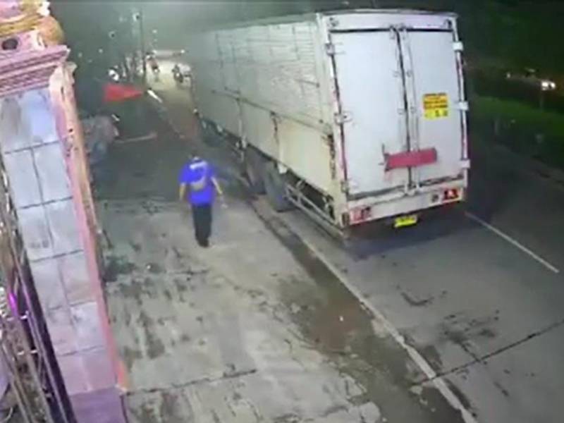VIDEO: Hombre en motocicleta se estrella en tráiler estacionado