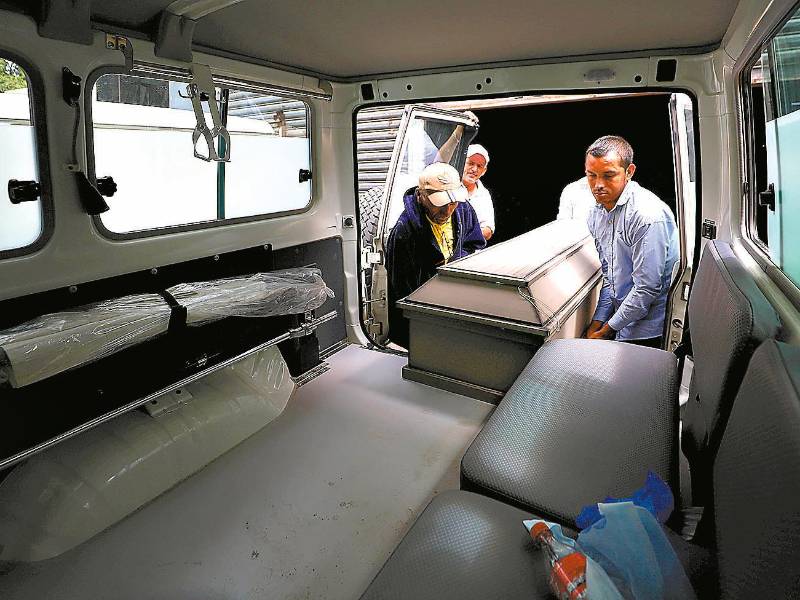 <b><span class=mln_uppercase_mln>Morgue.</span></b> Familiares reclamaron el cuerpo de María Carrasco.<span class=mln_uppercase_mln> </span>