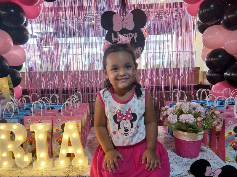 La cumpleañera contenta por su celebración.