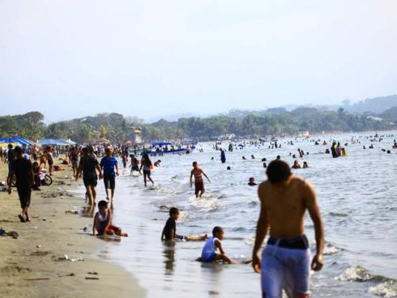 El artículo 351 del Código de Trabajo establece que los trabajadores deben gozar sin interrupción de su período de vacaciones. Imagen de archivo de personas vacacionando en Honduras durante Semana Santa.
