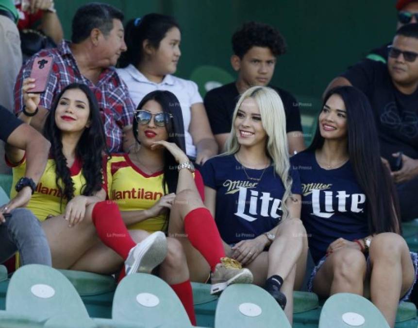 La selfie no puede faltar. Estas bellas edecanes fueron captadas de esta manera por el lente de Diario LA PRENSA.