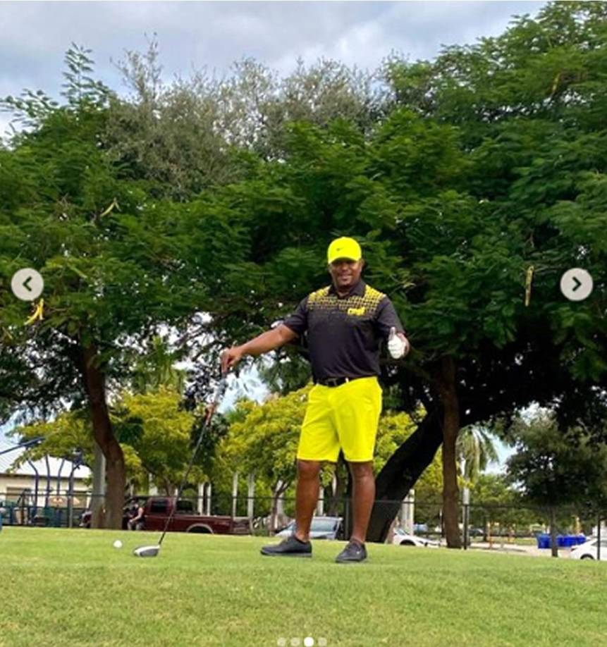 Carlos Pavón no olvida al Real España y usa la camiseta aurinegra cuando practica al golf.