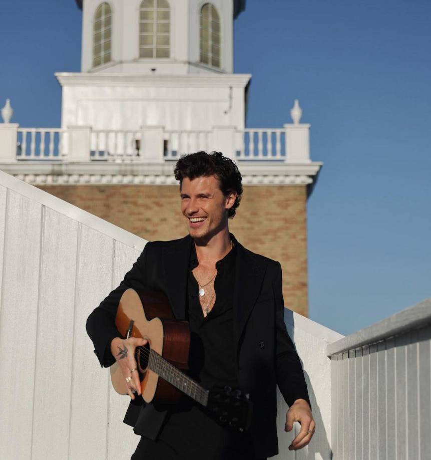 Durante el programa del lunes, Mendes dijo que le da miedo hablar abiertamente de su experiencia debido a la forma en que la gente habla de la sexualidad de los demás. Dijo que estaba tratando de permitirse “ser un ser humano y sentir cosas”.