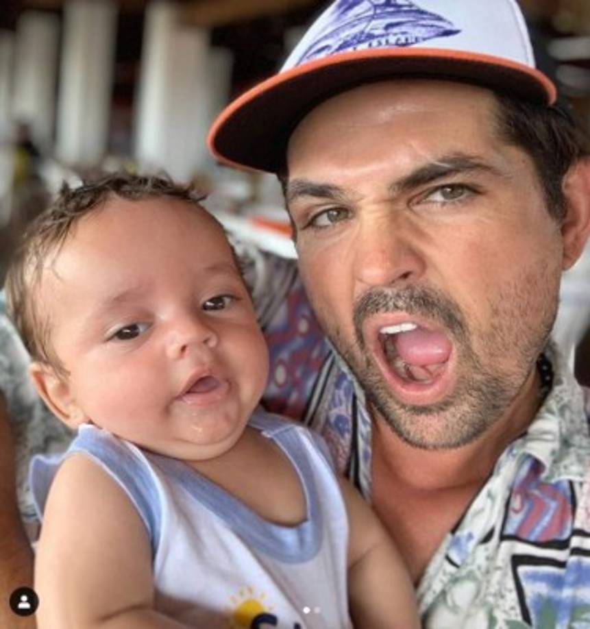 Ya que para muchos la esposa del galán de telenovelas no lucía devastada, al contrario hubo momentos en los que sonreía.