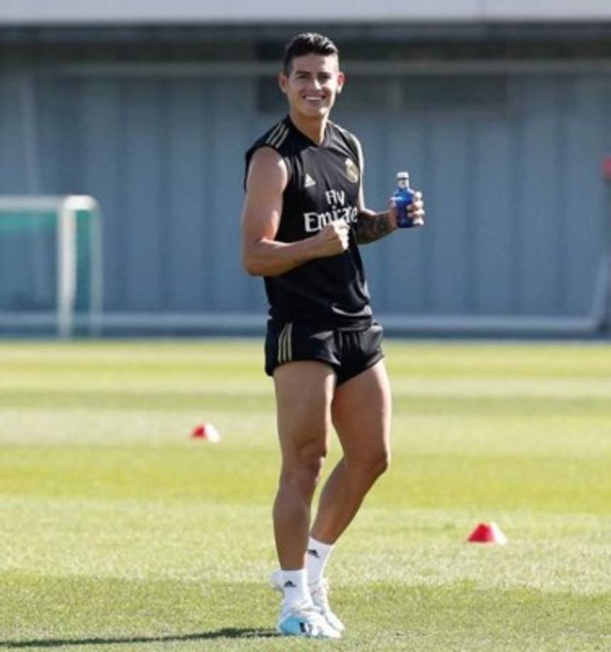 Es conocido por los seguidores del futbolista que estaba en una relación con la modelo Shannon de Lima, por lo que al inicio todos los comentarios apuntaron hacia ella.