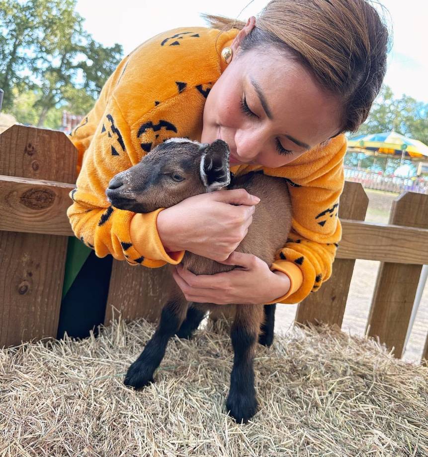 Al parecer, la influencer y periodista Elsa Oseguera es muy amante de los animales, ya que se le ha visto cuidando de otras mascotas. En la fotografía se le ve acariciando a una cabra.