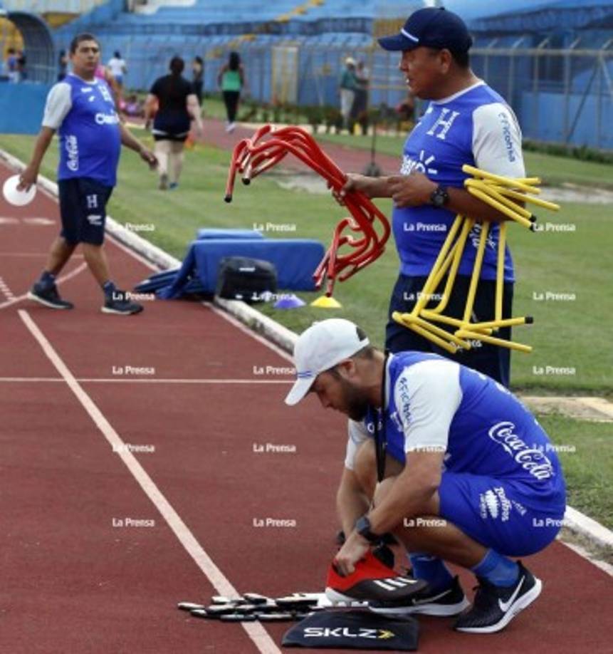 El entrenador hondureño Carlos Tábora, asistente técnico de Fabián Coito, también ayuda en los entrenamientos de los jugadores.