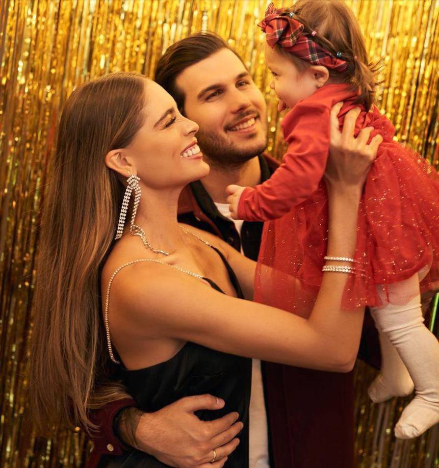 Camila Avella se casó en el 2020 con el empresario Nassif Kamle, quien se dedica a la industria textil. Su boda fue sutil, pues la pandemia hasta ahora estaba comenzando a golpear fuertemente al mundo entero y la ceremonia fue íntima. Luego de algunos meses, Camila hizo público que estaba esperando a su primera hija, a quien decidieron llamar Amelia.