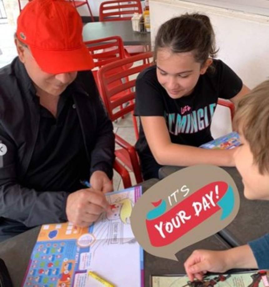 Los hijos de la pareja han crecido y lucen parecidos a sus padres.