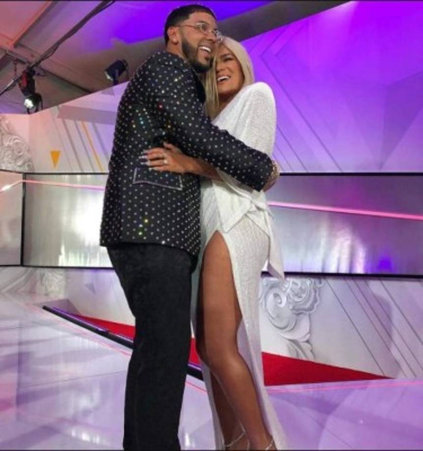 En noviembre de 2018 la cantante colombiana y el reguetonero puertorriqueño, hacieron público su romance durante un show que ofrecieron en Nueva York.