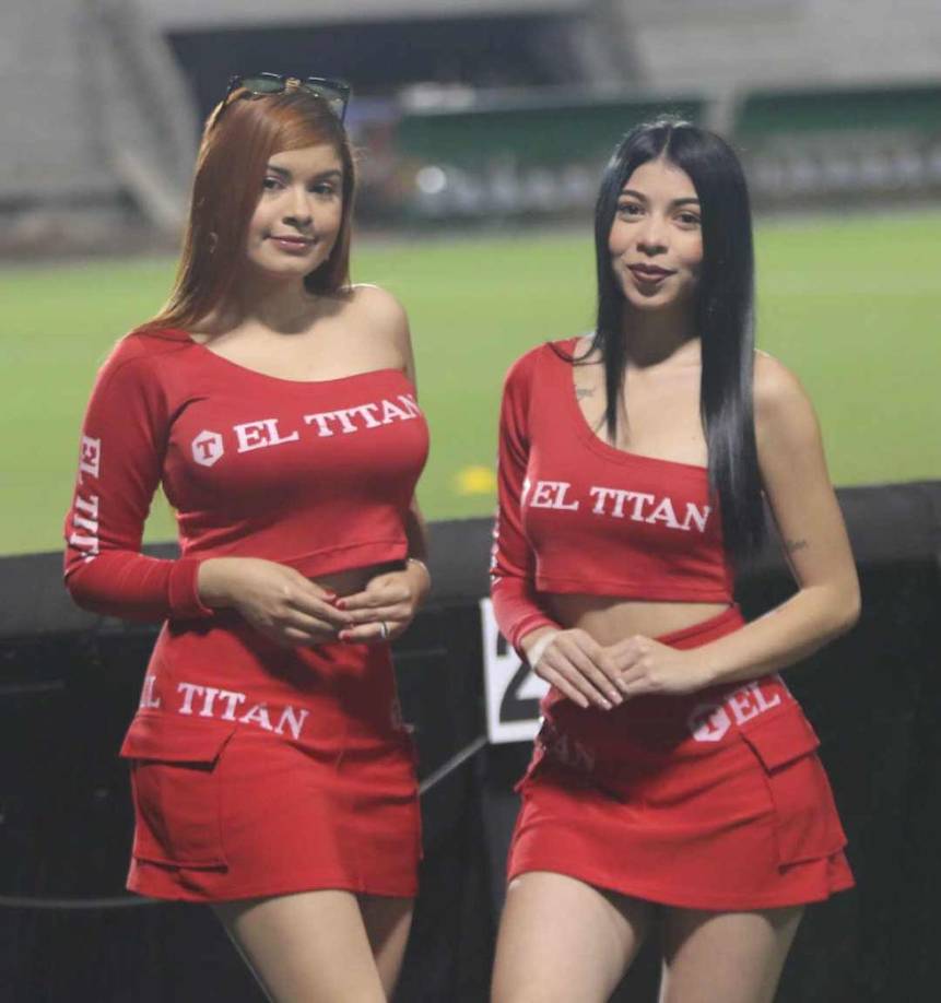 Dos bellas edecanes que robaron suspiros en el estadio Nacional Chelato Uclés.