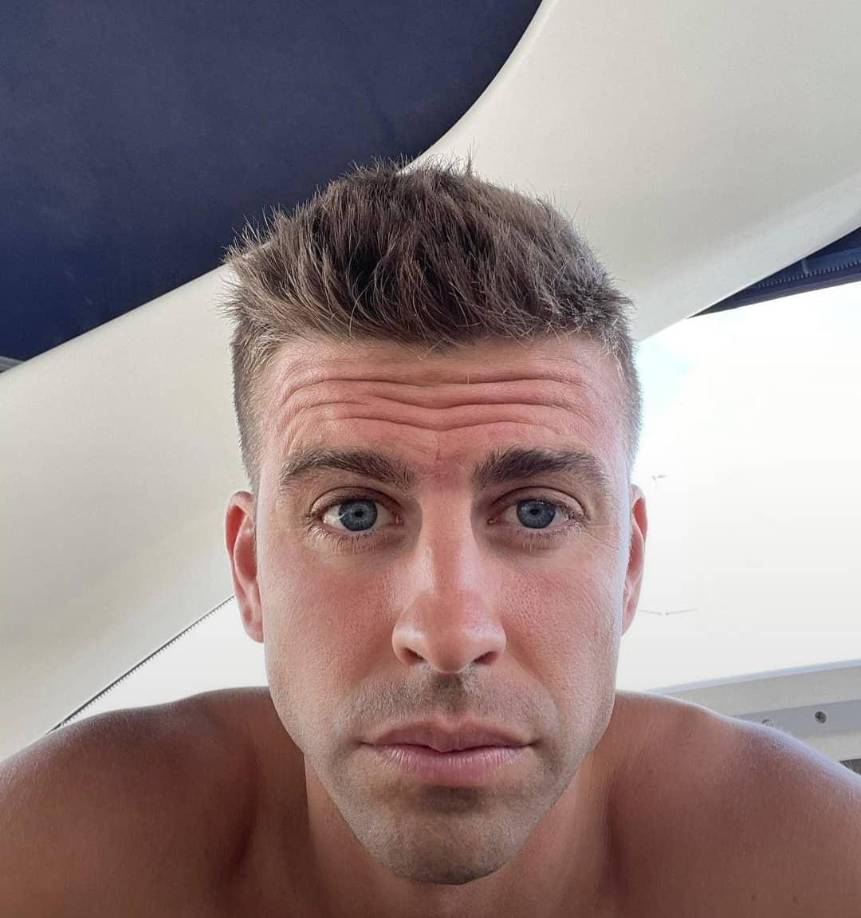 El lugar donde reside Piqué cuenta con muchos lujos y comodidades como sala de billar, vestíbulo, sala de estar, comedor, cocina, habitaciones cómodas y más.