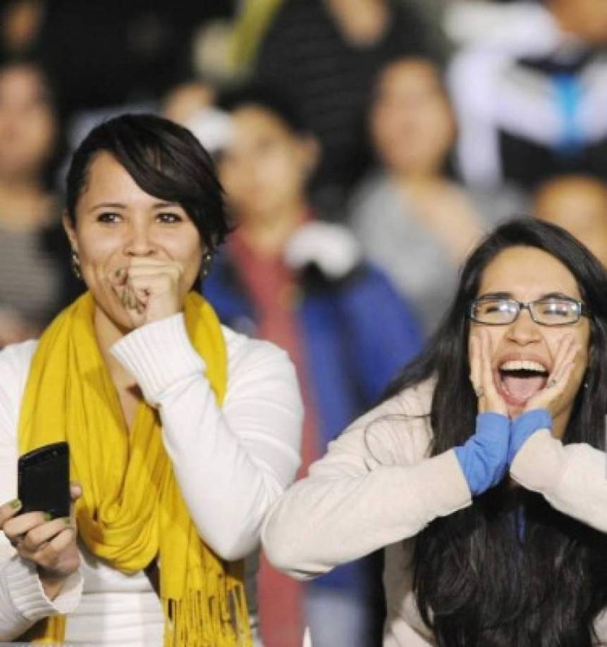 Las chicas gritaban al ver a Beckham de cerca. Así fue su reacción por el futbolista. 