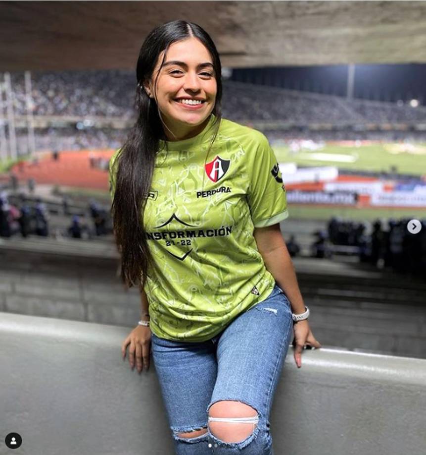 Sin embargo, al entrar al estadio La Corregidora, señala que los aficionados del Querétaro distinguieron su camisa, por lo que comenzaron a gritarles: “Ojalá que las violen, ojalá que te quiten ese jersey, no sabes a donde te veniste a parar”, entre otras palabras.