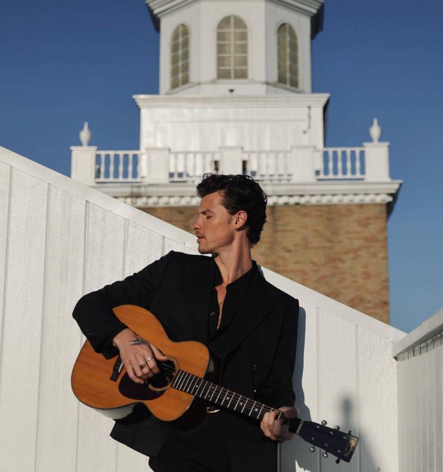 Dijo durante el concierto que la canción era su manera de abordarlo “de una manera que se sentía cercana a mi corazón”.