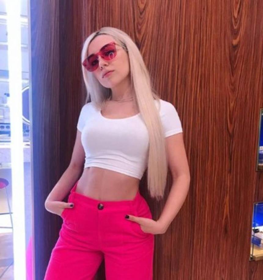 Amanda Ava Koci nació en Wisconsin el 16 de febrero de 1994, más conocida por su nombre artístico Ava Max, es una cantante y compositora estadounidense. <br/><br/>Max es mejor conocida por su sencillo «Sweet but Psycho», que alcanzó el número uno en varios países europeos como el Reino Unido, Suecia, Noruega, Finlandia, Austria, Dinamarca, Estonia, Alemania, Irlanda, Bélgica, Suiza y Nueva Zelanda.<br/><br/>Actualmente Ava tiene un rápido ascenso con su canción Sweet but Psycho en top 40 de Billboard. Así como en la categoría pop de esta especializada revista de música de EEUU.
