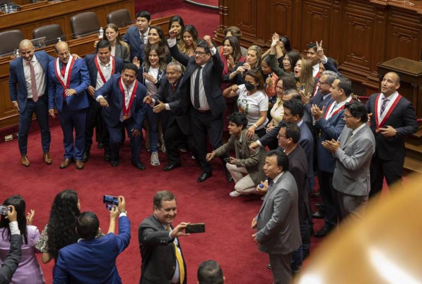 Congresistas peruanos posan para una fotografía después de la votación por la destitución del presidente Pedro Castillo en Lima, Perú. 