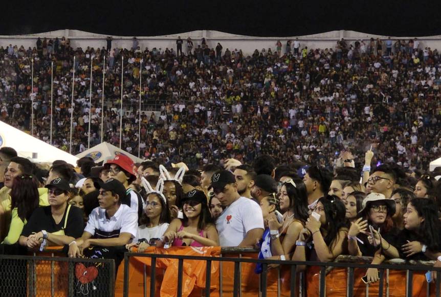 Bad Bunny cerró su show con broche de oro al cantar “Después de la playa”, un tema con ritmos de mambo y merengue que puso a todos a bailar.