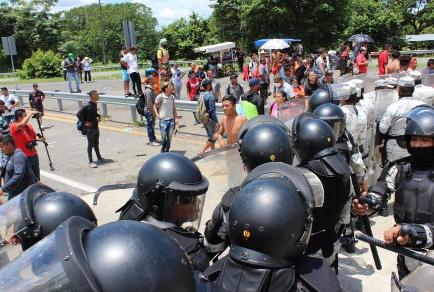 Violentos choques entre caravana migrante y la Guardia Nacional en sur de México