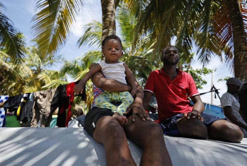 Algunos habían acampado en playas de Necoclí por más de un mes. Ahora, a puertas de Panamá, acusan fatiga y escasez de dinero.