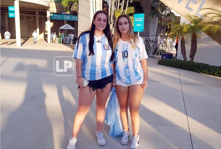 ¡Qué bellezas! Las chicas que cautivan en el partido Argentina-Honduras en Miami