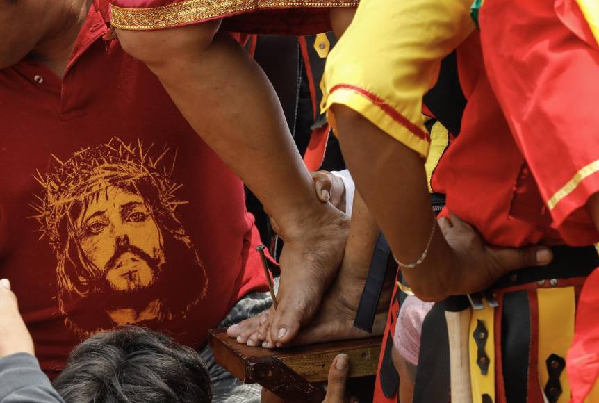 Durante estos días, también se realizan los desfiles de imágenes de Cristo, la Virgen y otras figuras del Nuevo Testamento en procesiones, llamadas “karosas” o “andas” en tagalo por herencia del español.