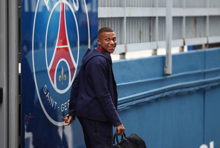 Con esta sonrisa en el rostro llegó Kylian Mbappé al Parque de los Príncipes para el partido de la tercera jornada de la Ligue 1 de Francia entre PSG y Lens.