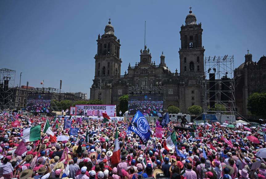 Bajo las plataformas UNID@S y #MareaRosa, 144 organizaciones convocaron a la ciudadanía y al frente opositor Fuerza y Corazón por México a la manifestación, la tercera desde 2022 de este movimiento, así como a firmar el manifiesto ‘Por una nueva república”.