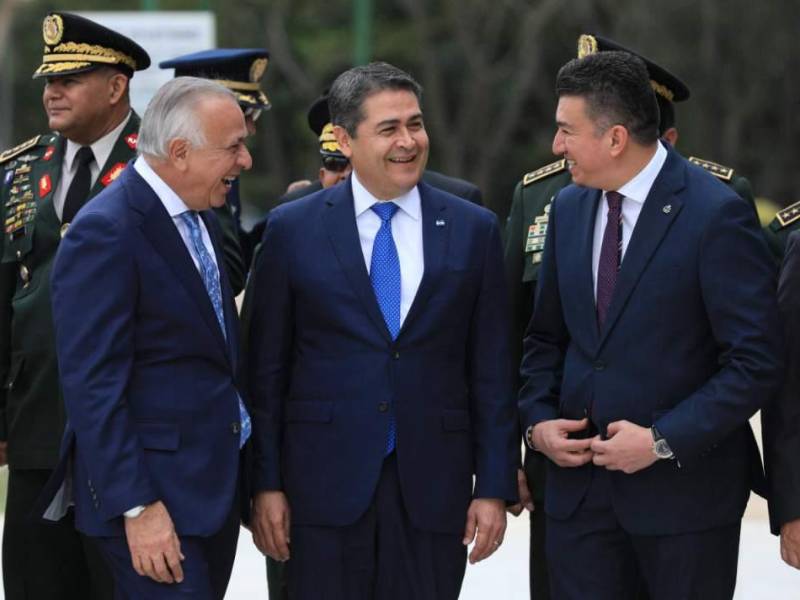 En imagen, el expresidente Juan Orlando Hernández (centro); el extitular del Congreso Nacional, Mauricio Oliva, y el actual presidente de la CSJ, Rolando Argueta.