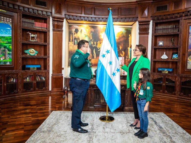 Castro recibió en la Casa Presidencial a los directivos y voluntarios de la Asociación Nacional de Scouts de Honduras.