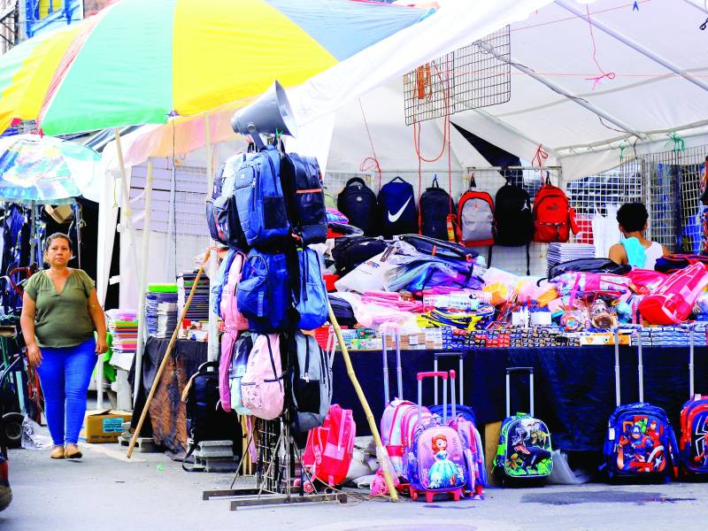 Aunque muchos vendedores han migrado, nuevos surgen todos los meses y se colocan en las calles sin pagar impuestos. Fotos: Melvin Cubas.