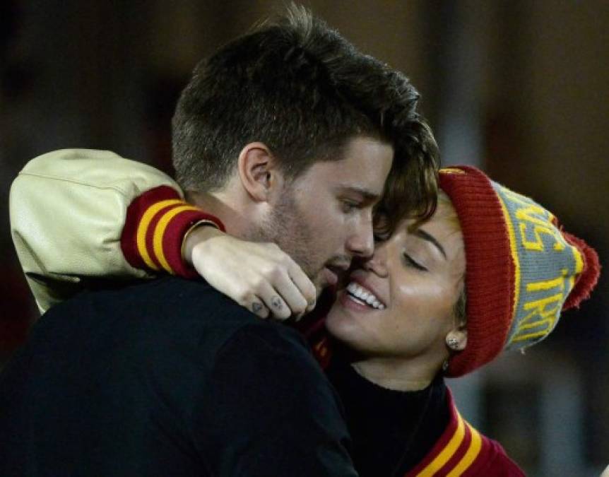 La nueva pareja, en aparente plan romántico, fue fotografiada en pleno beso y abrazo —a la vez que se tomaban un selfie—, durante un partido de fútbol el jueves por la noche en la Universidad de California del Sur en Los Ángeles.