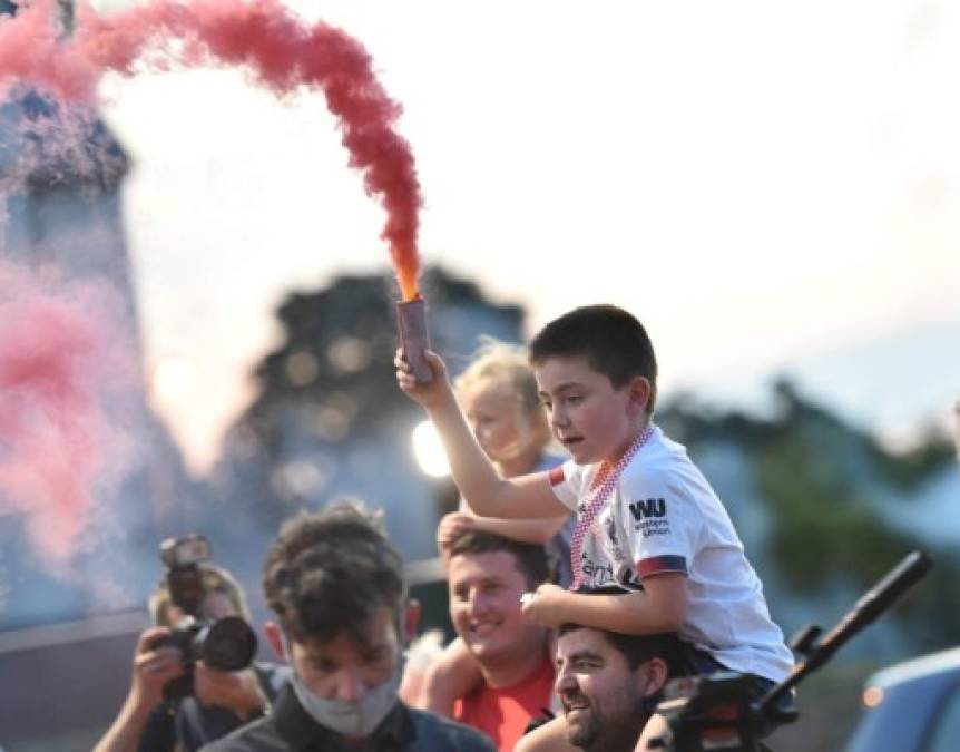 Los niños también fueron llevados por sus padres para celebrar a lo grande el título de Premier League del Liverpool.<br/>