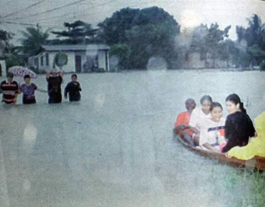 Las fuertes lluvias que azotaron el país provocaron severas inundaciones que obligaron a las personas a evacuar.