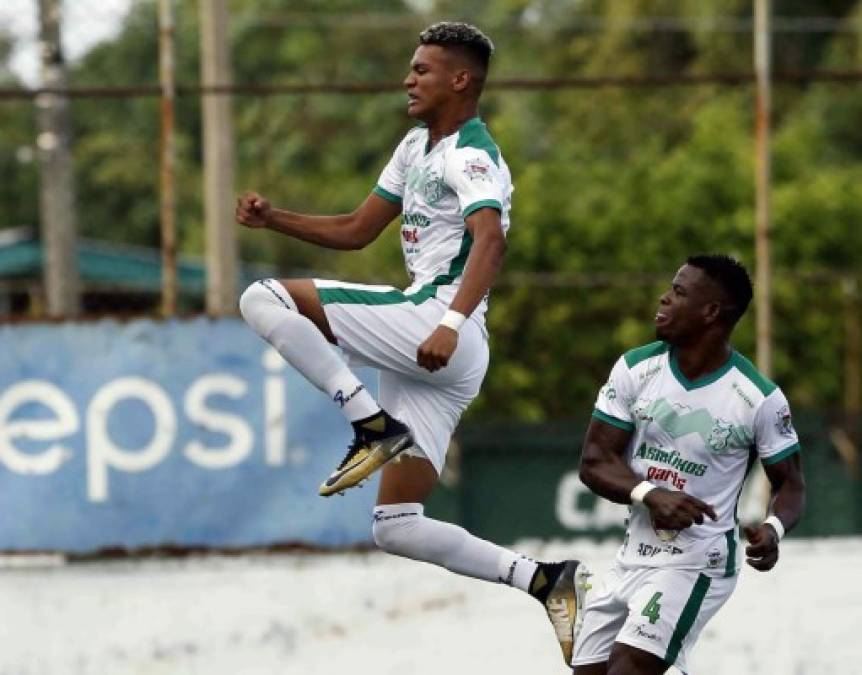 Kevin Arriaga celebrando el golazo que le marcó al Marathón y que le dio el triunfo al Platense.