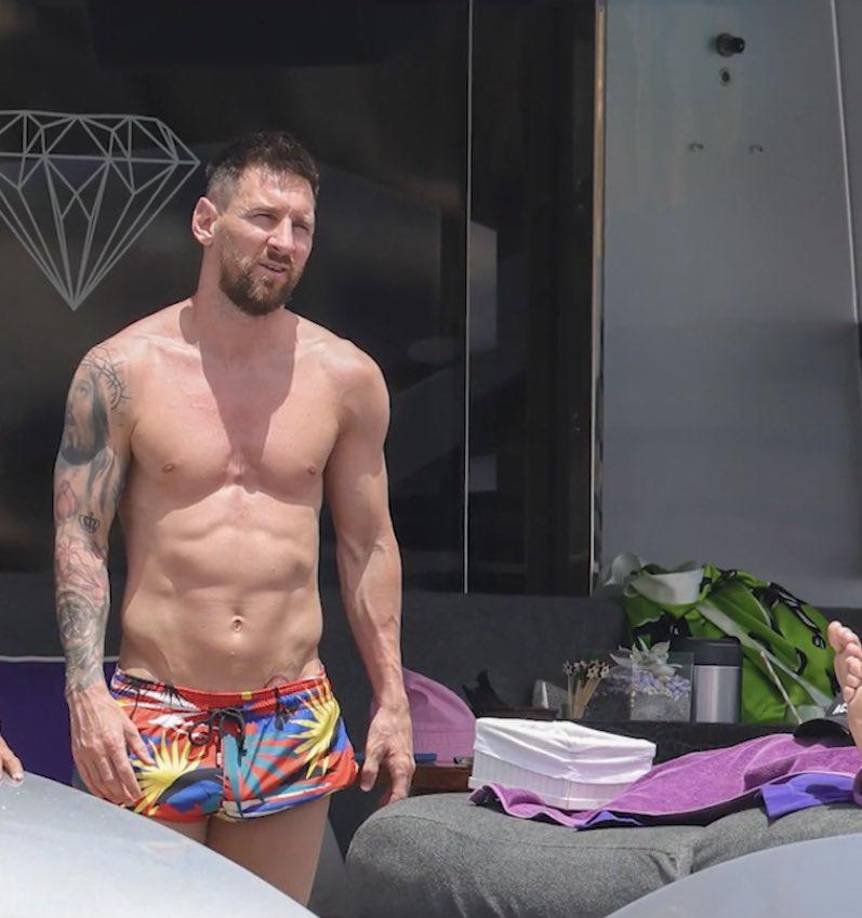 Lionel Messi fue captado de esta manera en un yate. El argentino ha decidido olvidarse por un rato del fútbol.