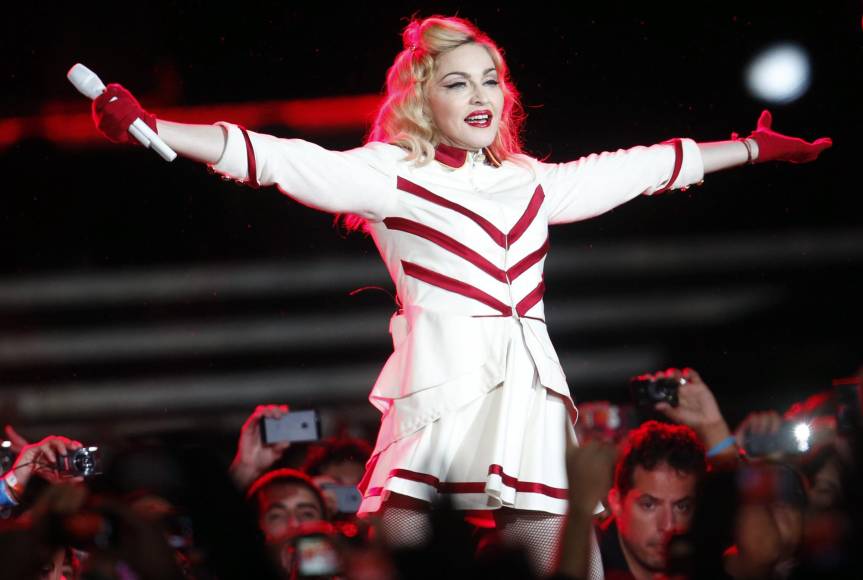 Era 1984 y Madonna se arrastraba por el escenario mientras entonaba su ya legendario ‘Like a Virgin’ sin saber, – o quizá sí –, que acabaría haciendo historia. Con un vestido de Jean-Paul Gautier y un cinturón con la expresión ‘Boy Toy’, la cantante escribió las primeras páginas de una trayectoria como icono de la cultura pop que incluso ha sido estudiada académicamente. Madonna y la MTV: la simbiosis perfecta que marcaría a una generación.