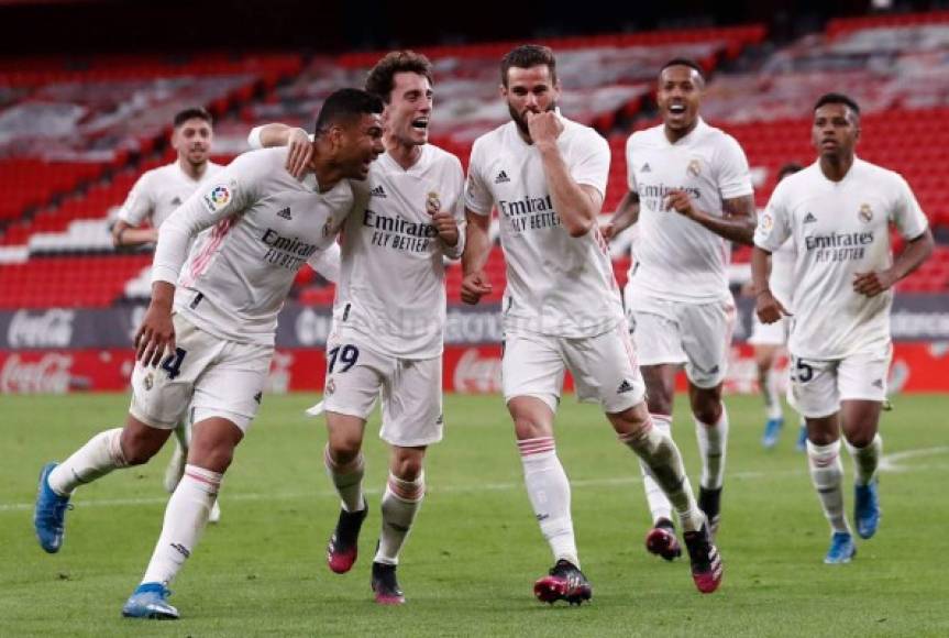 Euforia en los jugadores del Real Madrid festejando el gol de Nacho Fernández.