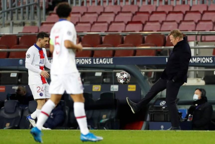 Ronald Koeman controlando el balón en un saque de banda.