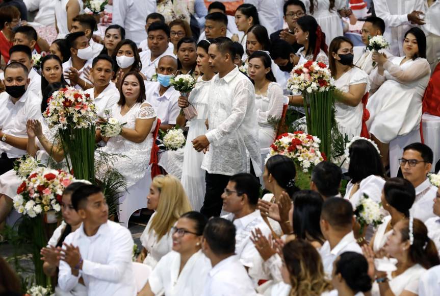 En Filipinas, un centenar de parejas se dieron cita este martes para celebrar el amor en el Día de San Valentín con un maratón de bodas.