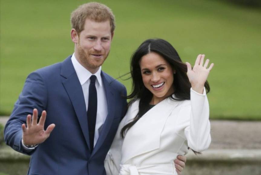 Meghan Markle (36) y el príncipe Harry (33) han anunciado este lunes su compromiso oficial.<br/>La pareja ha anunciado su compromiso acompañados de un inesperado protagonista: el anillo de compromiso.<br/><br/>