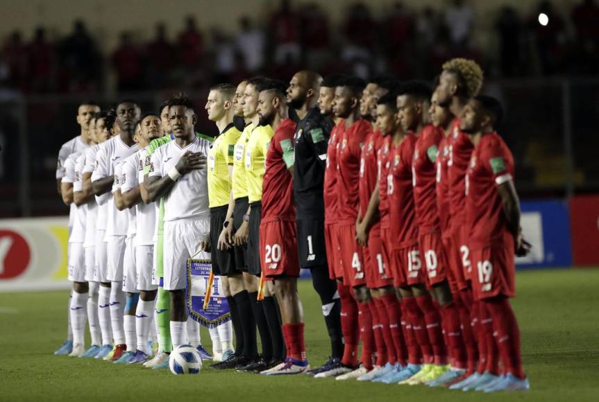 Los jugadores de la Selección de Honduras mientras entonan el himno nacional antes de enfrentar a Panamá.