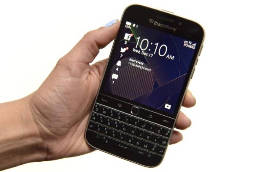 Blackberry: a finales de septiembre Blackberry anunció que dejará de fabricar teléfonos inteligentes por su cuenta, y ahora la producción estará en manos externas con la marca licenciada. El último smartphone presentado por la compañía es el DTEK60, con Android y pantalla de 5.5 pulgadas.
